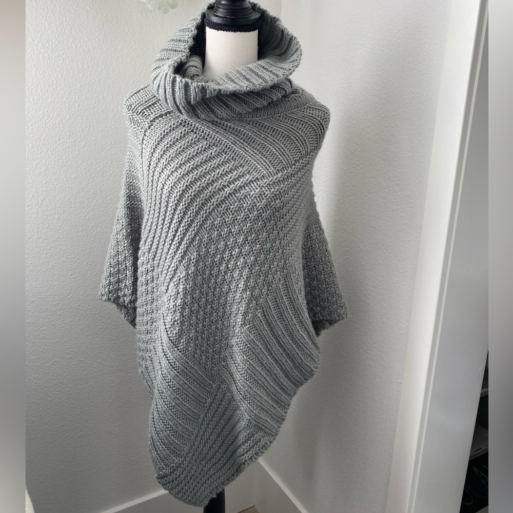 2 Chic grey knitted shawl